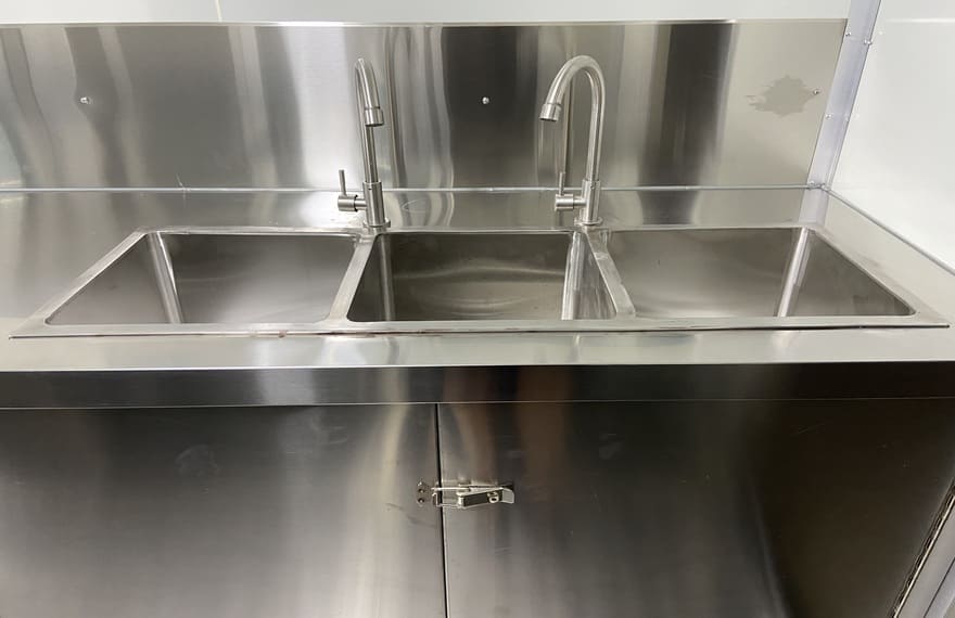 3 compartment water sink of the mobile pizza trailer